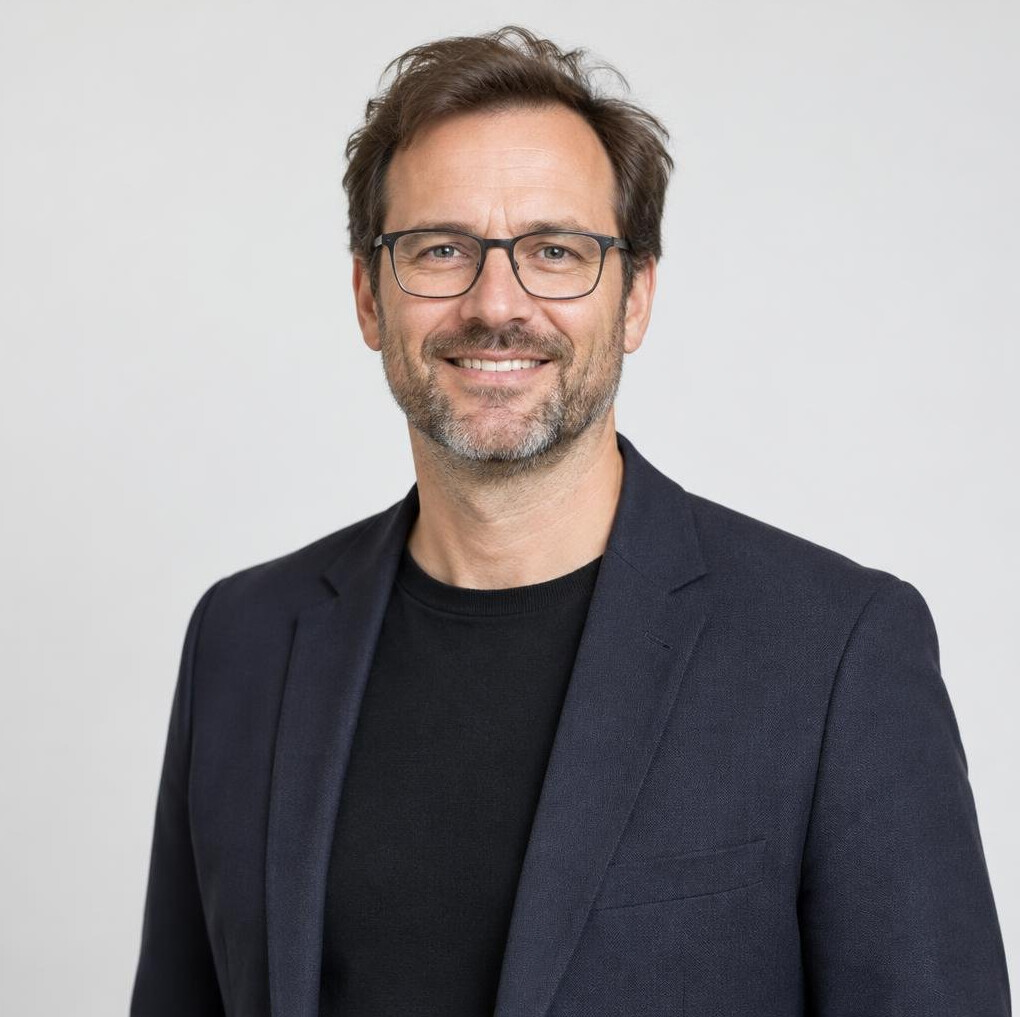 Portrait of a Belgian man in a dark blazer